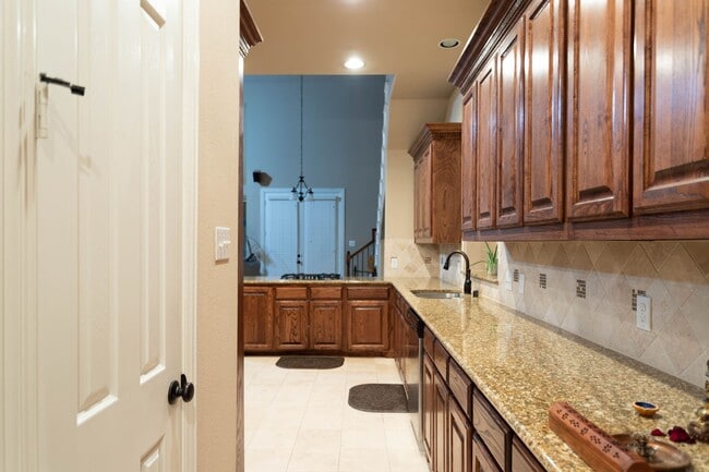 Building Photo - Very beautiful 5 bedroom, 4.1 bathroom hou...