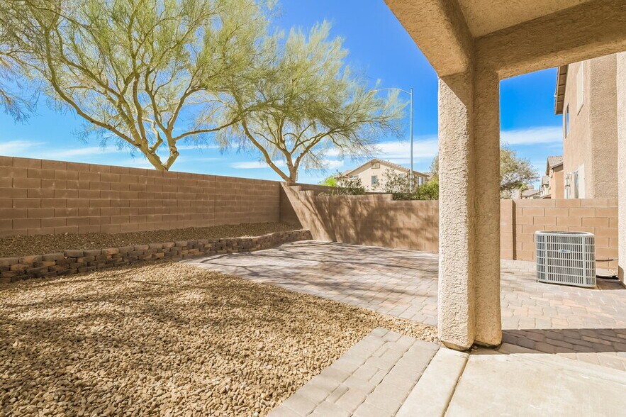 Building Photo - 10673 Mann St