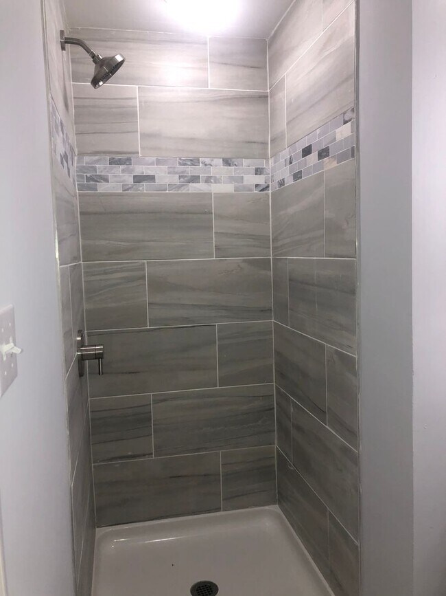 Building Photo - Updated Brick Ranch Conveniently Located