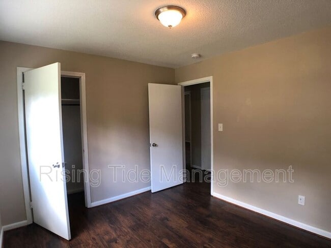 Building Photo - 1605 5th Pl NW