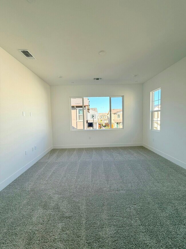 Building Photo - 397 N Paso Robles Dr