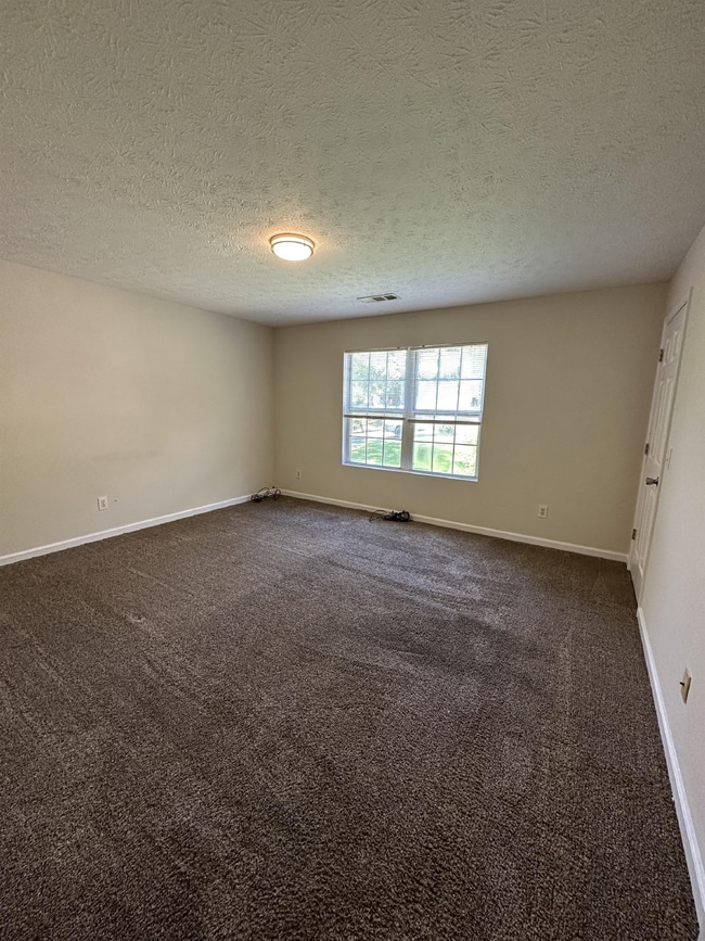 Building Photo - Spacious duplex available in Flowery Branch