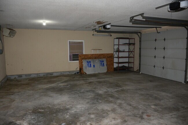 Building Photo - 714 E Nance Dr