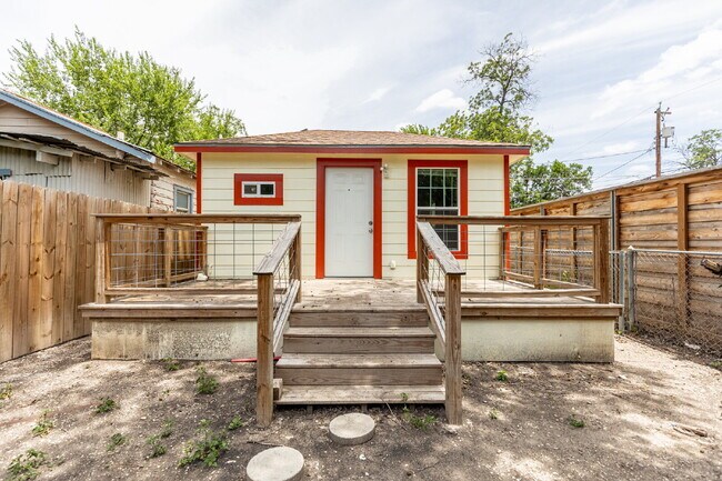 Building Photo - 330 Gem Ln