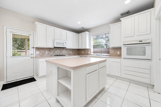 Building Photo - 7902 Feather Springs Dr