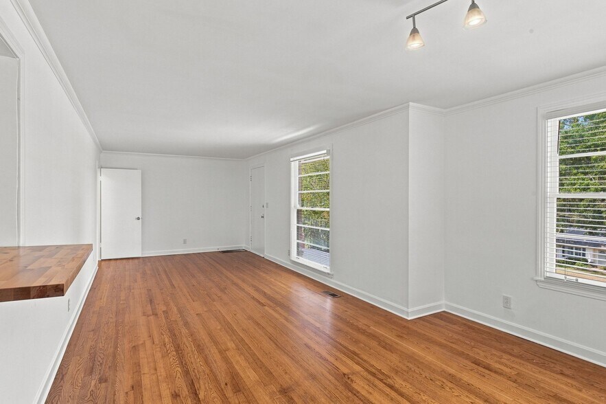 Building Photo - 5713 Vine Ridge Dr