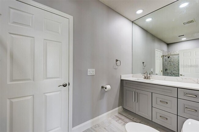 Building Photo - 1648 Bayshore Dr