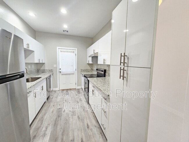 Building Photo - 1111 Sixshooter Ave