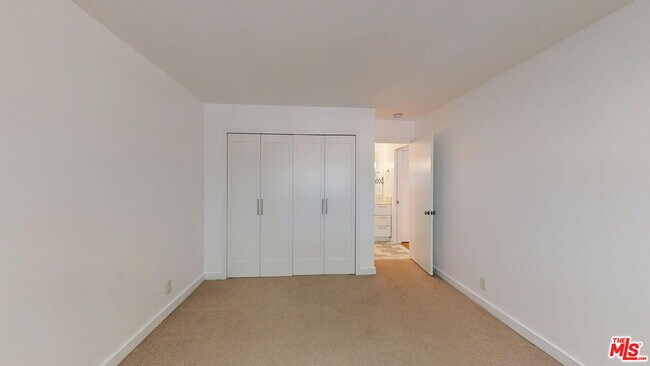 Building Photo - 525 N Sycamore Ave