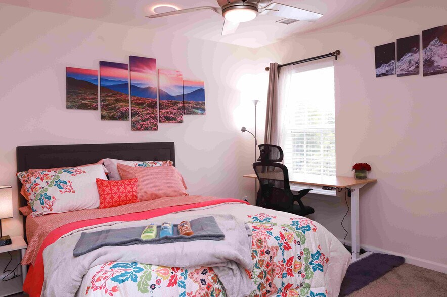 Building Photo - Room in House on Red Birch Dr