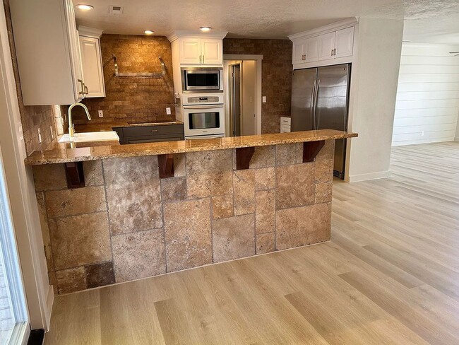 Building Photo - Gorgeous Santa Clara Home with Stunning Ki...