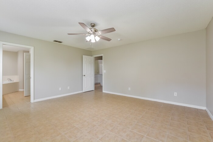 Building Photo - 2202 Lake Pointe Cir