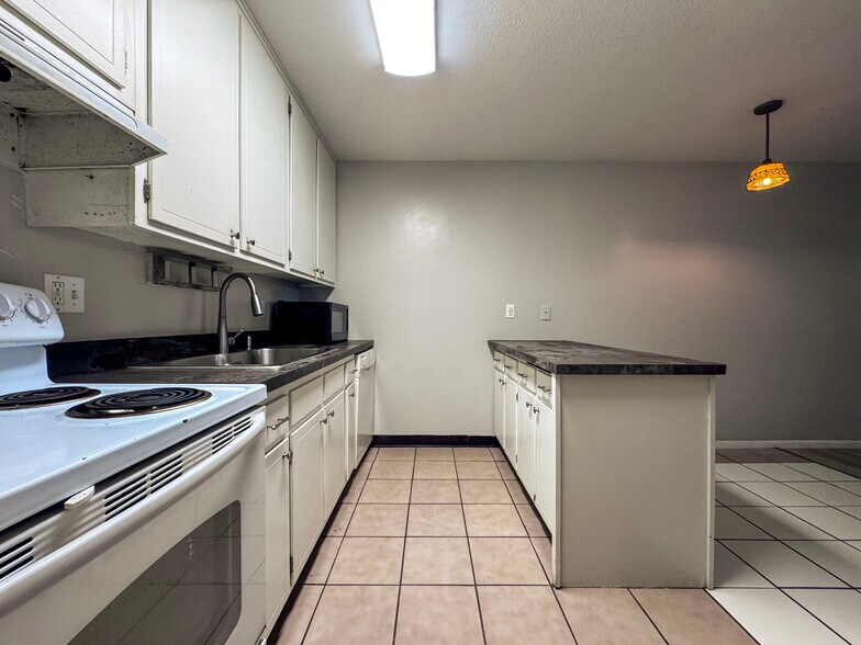 Building Photo - 1405 E 40th St