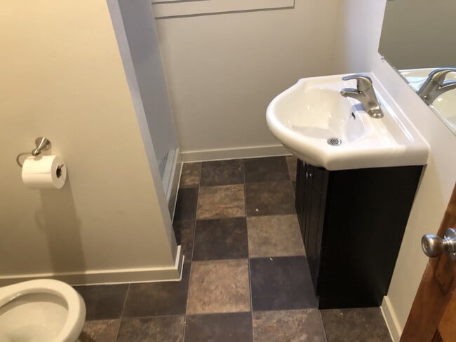 Building Photo - Huge 5 Bed 2 Bath home near UWEC with big ...