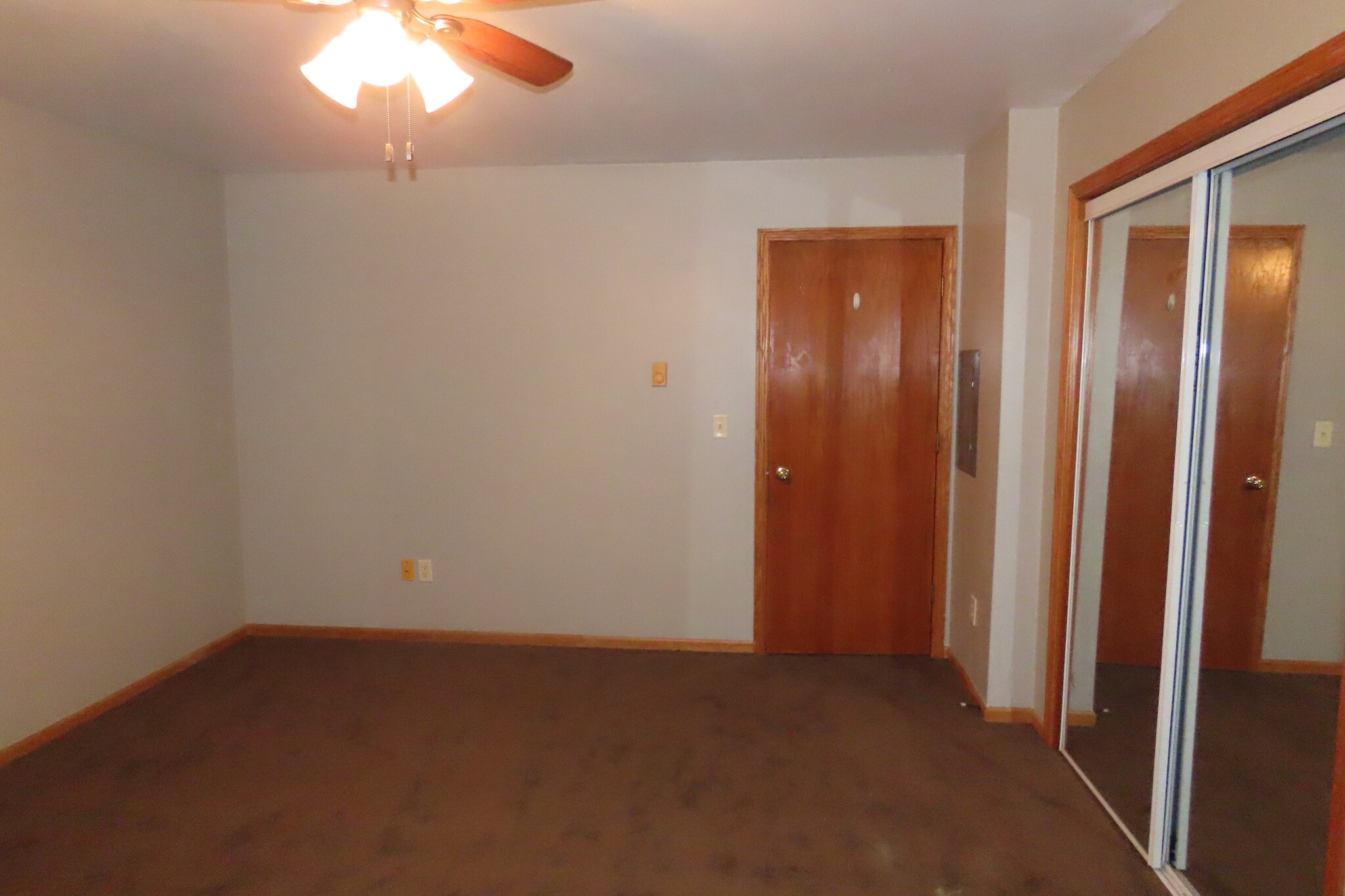 Building Photo - 2025 S Main St