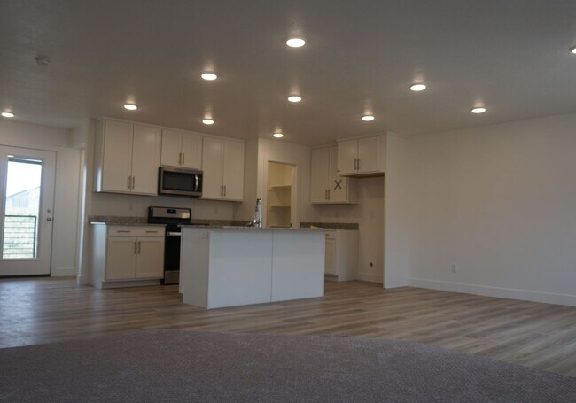 Building Photo - Layton Townhome 3 Bed 2.5 Bath