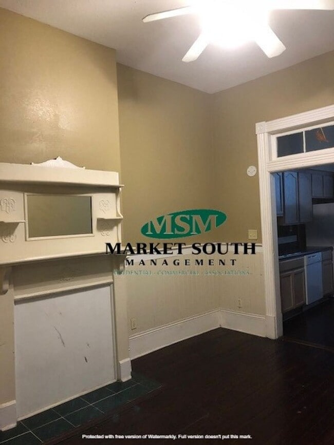 Building Photo - DOWNTOWN 3 BEDROOM!