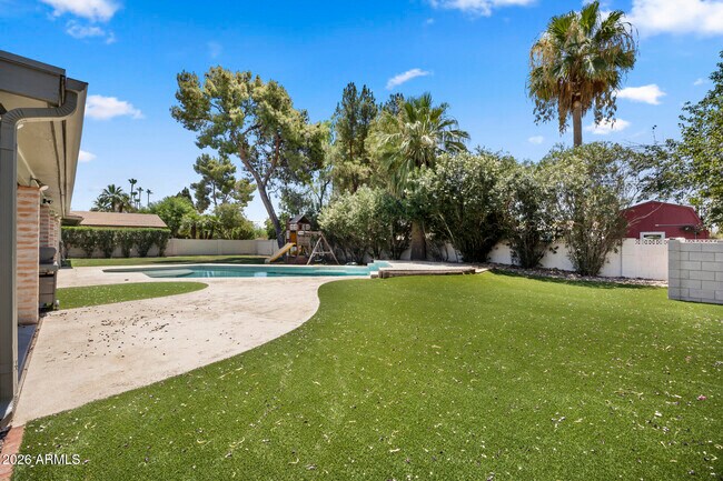 Building Photo - 5449 E Larkspur Dr