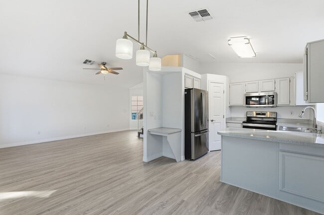 Building Photo - Ready to Move in! Three bedrooms