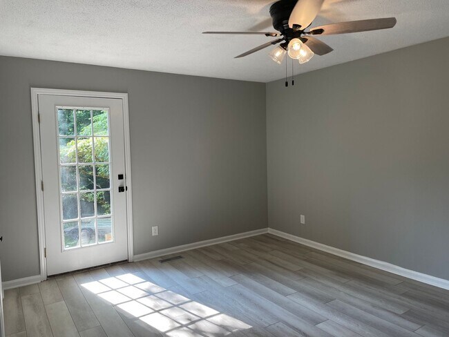 Building Photo - 7942 Lake Vista Dr