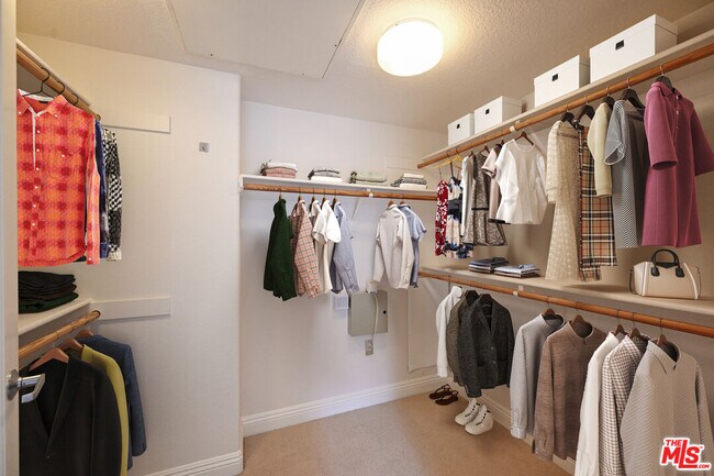 Building Photo - 5831 Seawalk Dr