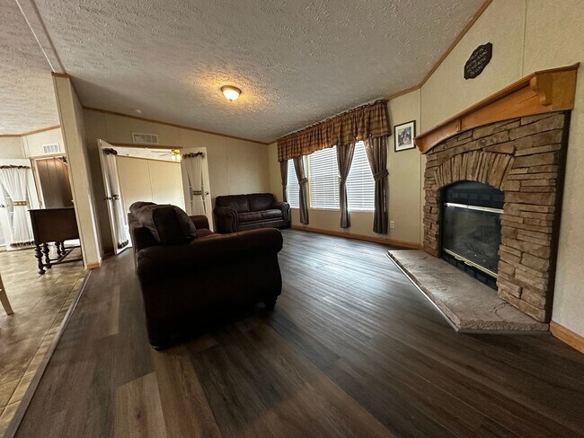 Building Photo - Spacious 4 bedroom/2 bath home for rent - ...