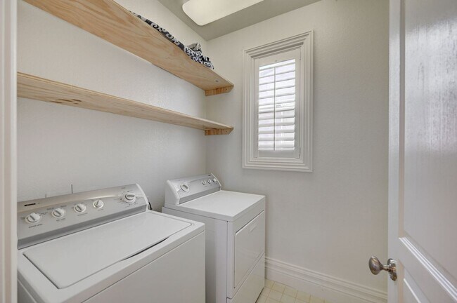 Building Photo - Stunning Rhodes Ranch Four Bedroom