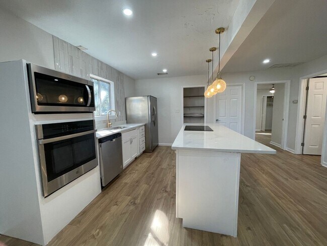Building Photo - Completely renovated 2/1 on Golf Course!