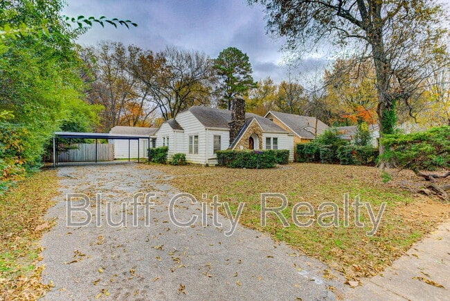 Building Photo - 716 Loeb St