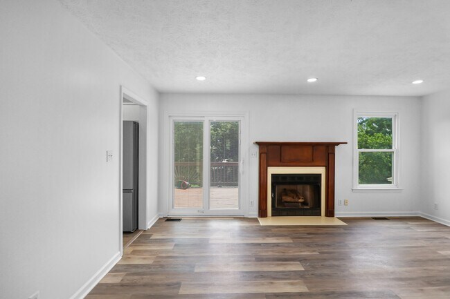 Building Photo - 704 Jace Dr