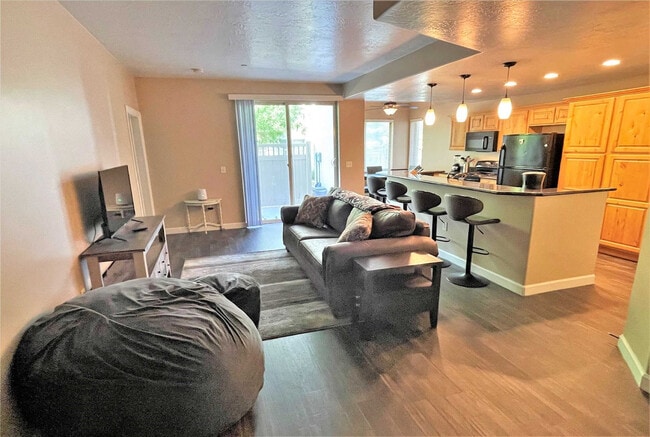 Building Photo - 606 W S Temple St