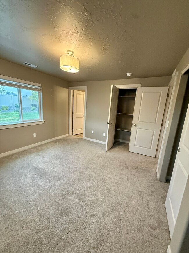 Building Photo - 518 Belville Pl