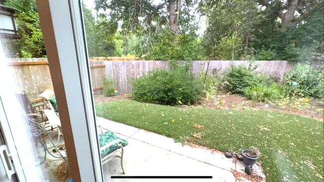 Building Photo - New Custom 2 Bed 2 Bath Furnished