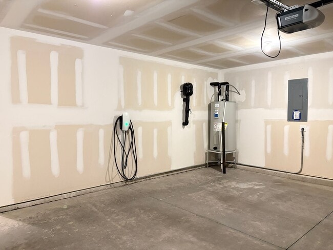 Building Photo - 4 Bedroom, 2 Bathroom House in Trinity!