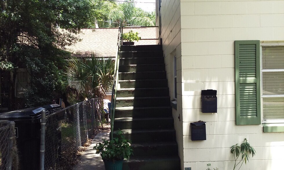 Second Floor Apartment - 607 S Summerlin Ave