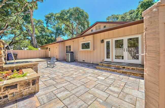 Building Photo - Luxury Living in Corral de Tierra!