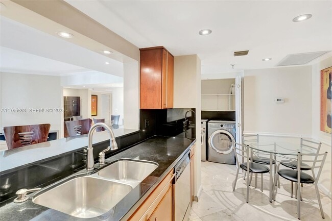 Building Photo - 520 Brickell Key Dr