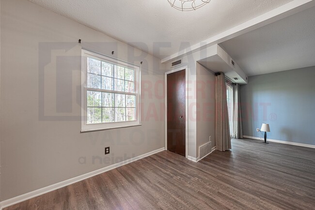 Building Photo - 10760 Ravenna Rd