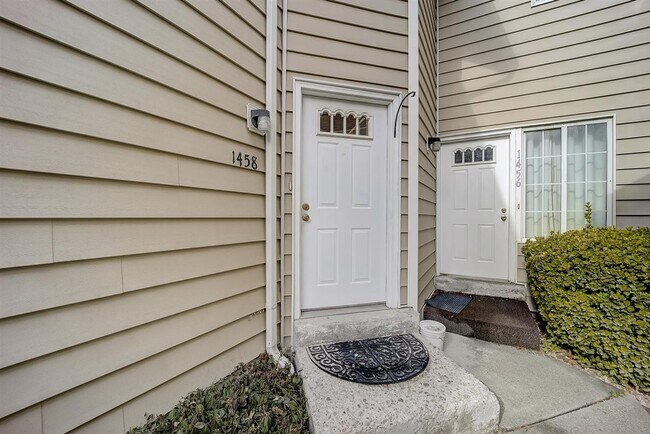 Building Photo - Crosspointe (1458)