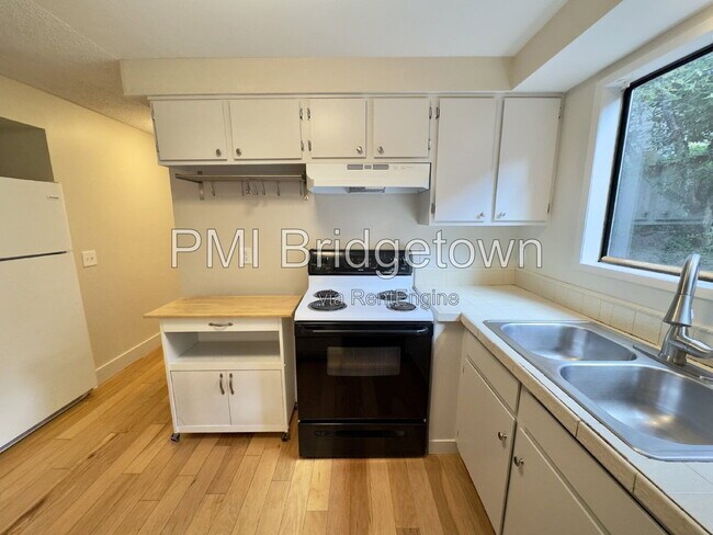 Building Photo - 702 SW 6th Ct