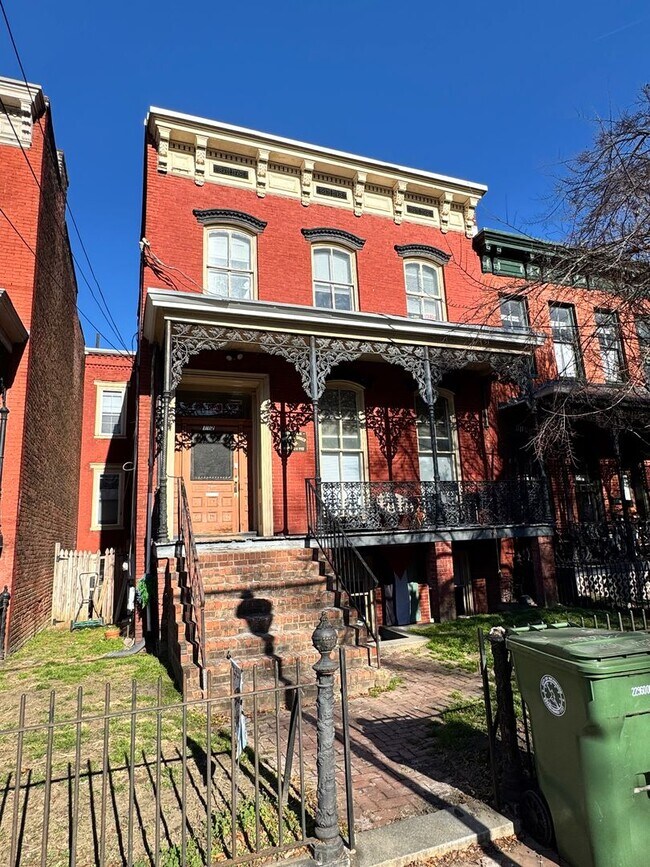 Building Photo - Spacious 3 bed 1 bath Near VCU, own laundry, deck, parking, porch