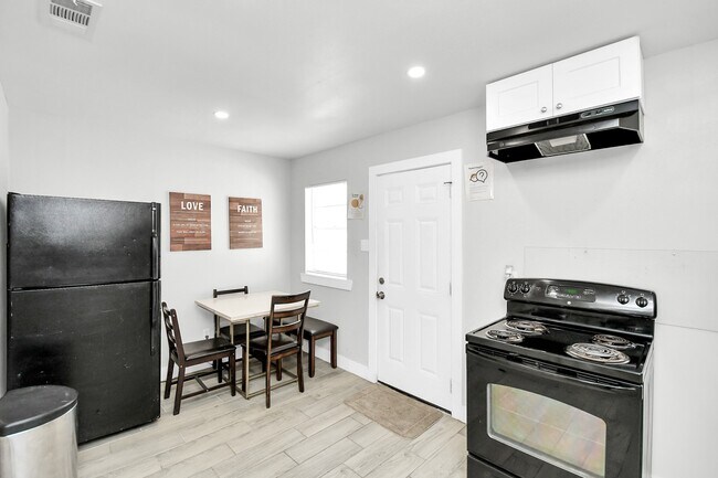 Building Photo - 5435 Pardee St