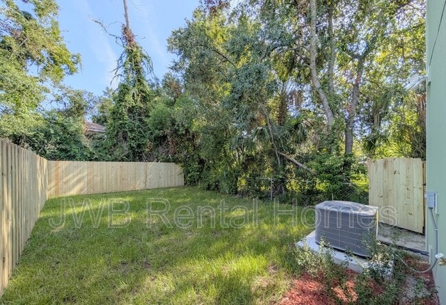 Building Photo - 1043 Oakley St
