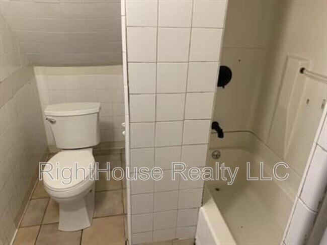 Building Photo - 113 S Grove St