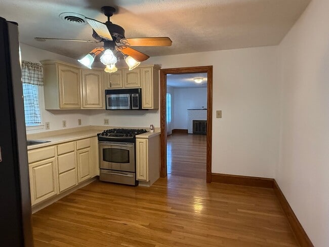 Building Photo - One Level Home! 3or 4 bedroom 1 bath with extra-large den, garage and extra storage on almost an ...