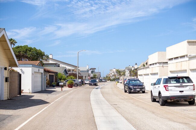Building Photo - 2 Bedroom + 1 Bathroom Apartment | Oxnard Shores | Unfurnished