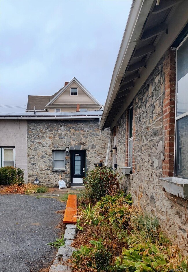 Primary Photo - 81 Vineyard Ave