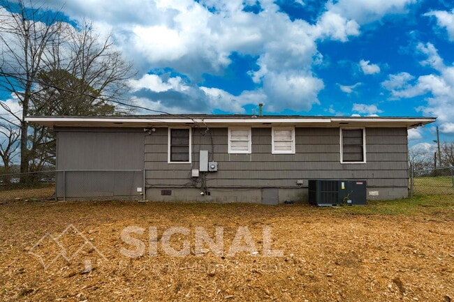 Building Photo - 1052 Apple St