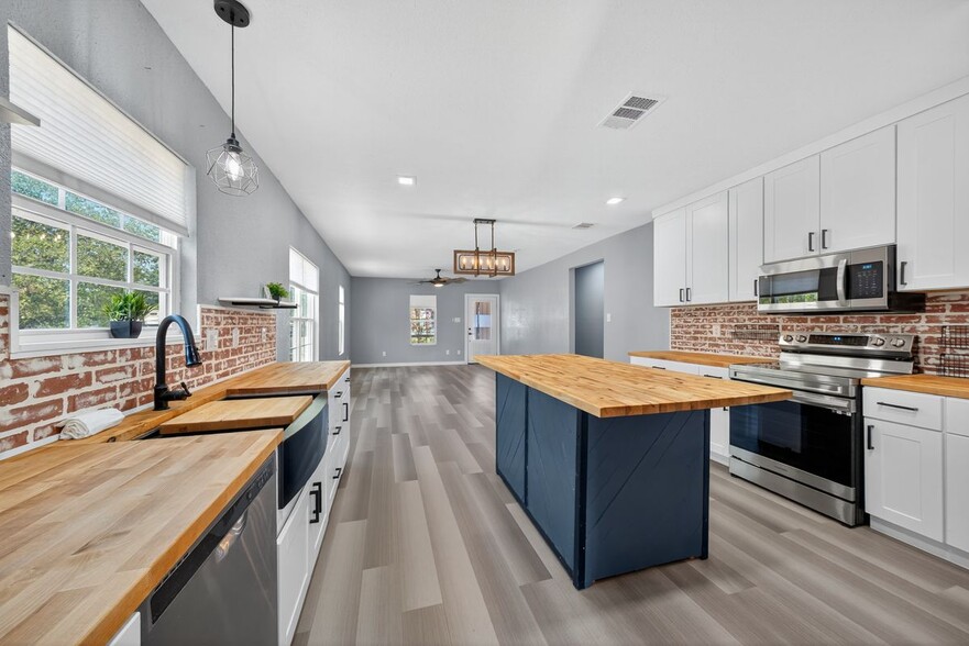 Building Photo - 1203 Ave J