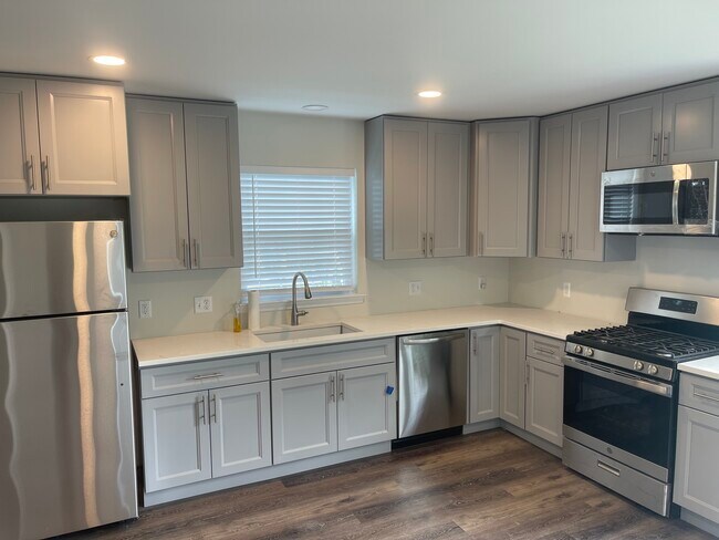 Building Photo - 416 ShadyNook St